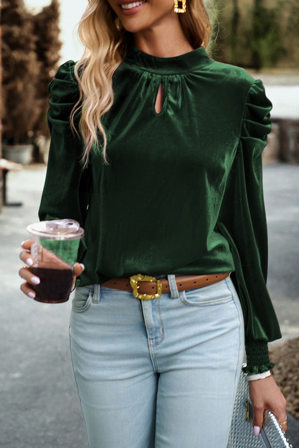 Elegant velvet blouse with a green amount of green *