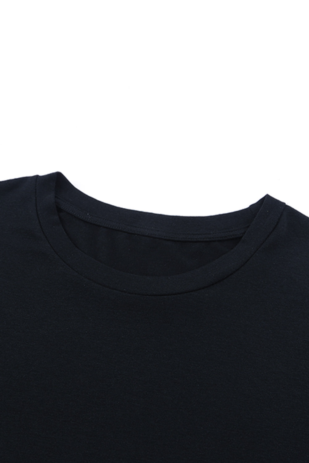 Camiseta negra con mangas cortas y cuello redondo bordado con flores