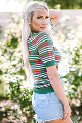 Camiseta tejida con patrón de rayas de color verde oscuro y borde contrastante