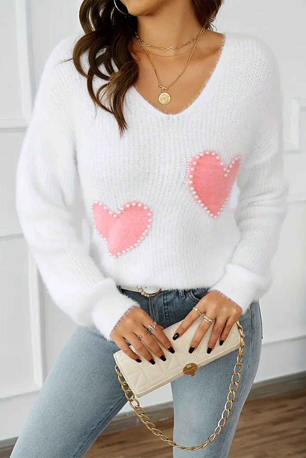 Pull pelucheux à col en V et motif cœur perlé blanc