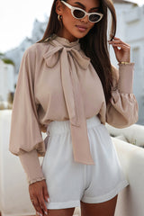 Blouse kaki à  et nouée-A WOMAN WE LOVE