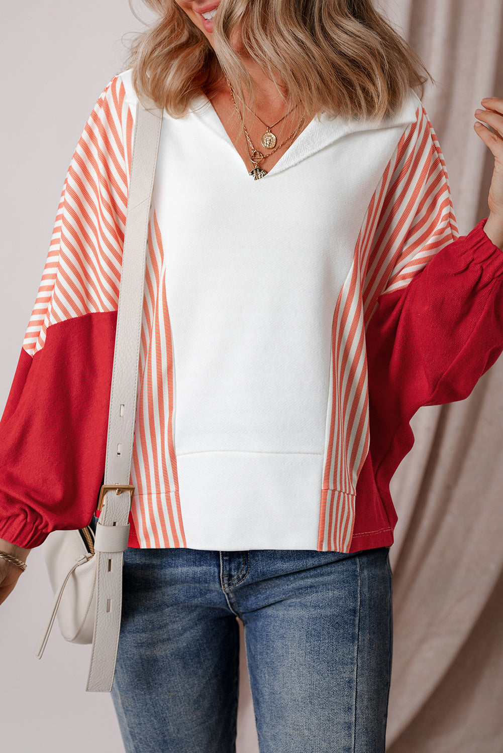 Sweat-shirt surdimensionné à col en V et à rayures blanches