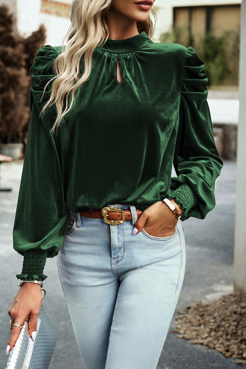 Elegant velvet blouse with a green amount of green *