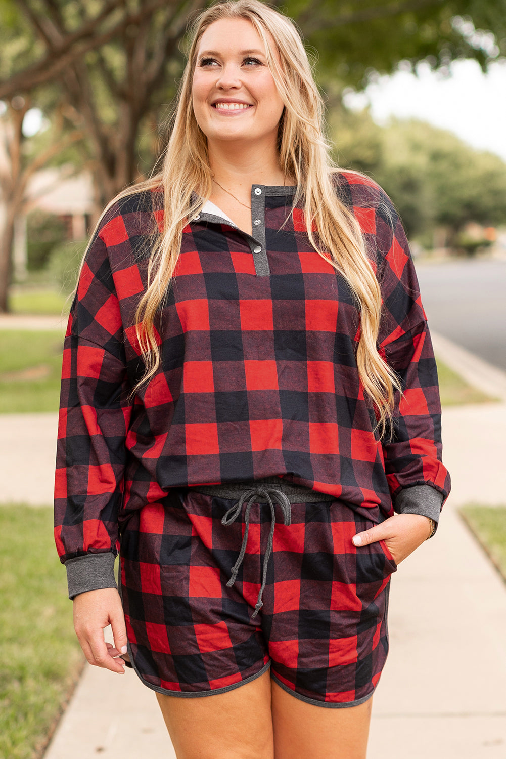 Ensemble haut et short Henley à imprimé buffle de Noël rouge ardent grande taille-A WOMAN WE LOVE