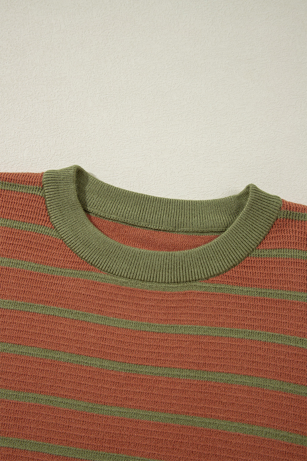 Pull ample marron à rayures et col rond *