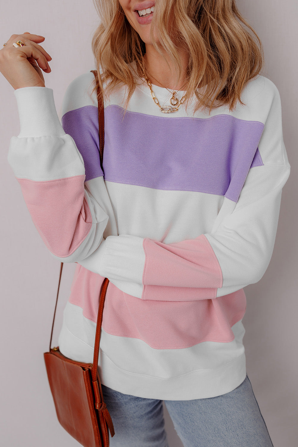 Sudadera beige con cuello redondo y hombros que caen en bloque de color de retazos