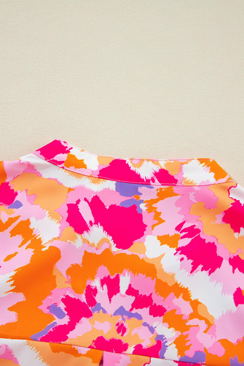 Blouse rose à imprimé abstrait et manches à patte et col cranté-A WOMAN WE LOVE