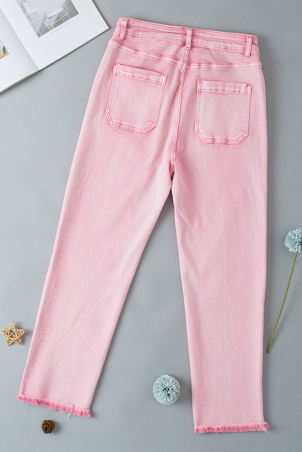 Albaricoque rosa botones múltiples jeans de cosecha de borde crudo