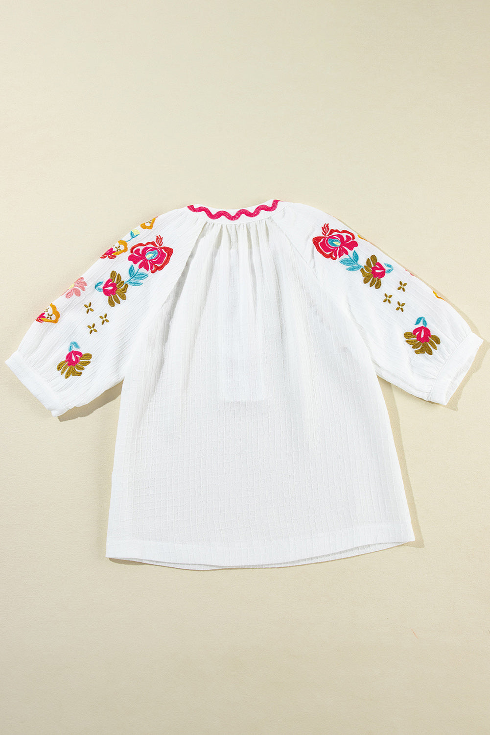 Blouse texturée blanche à manches bouffantes et broderie florale Ricrac-A WOMAN WE LOVE