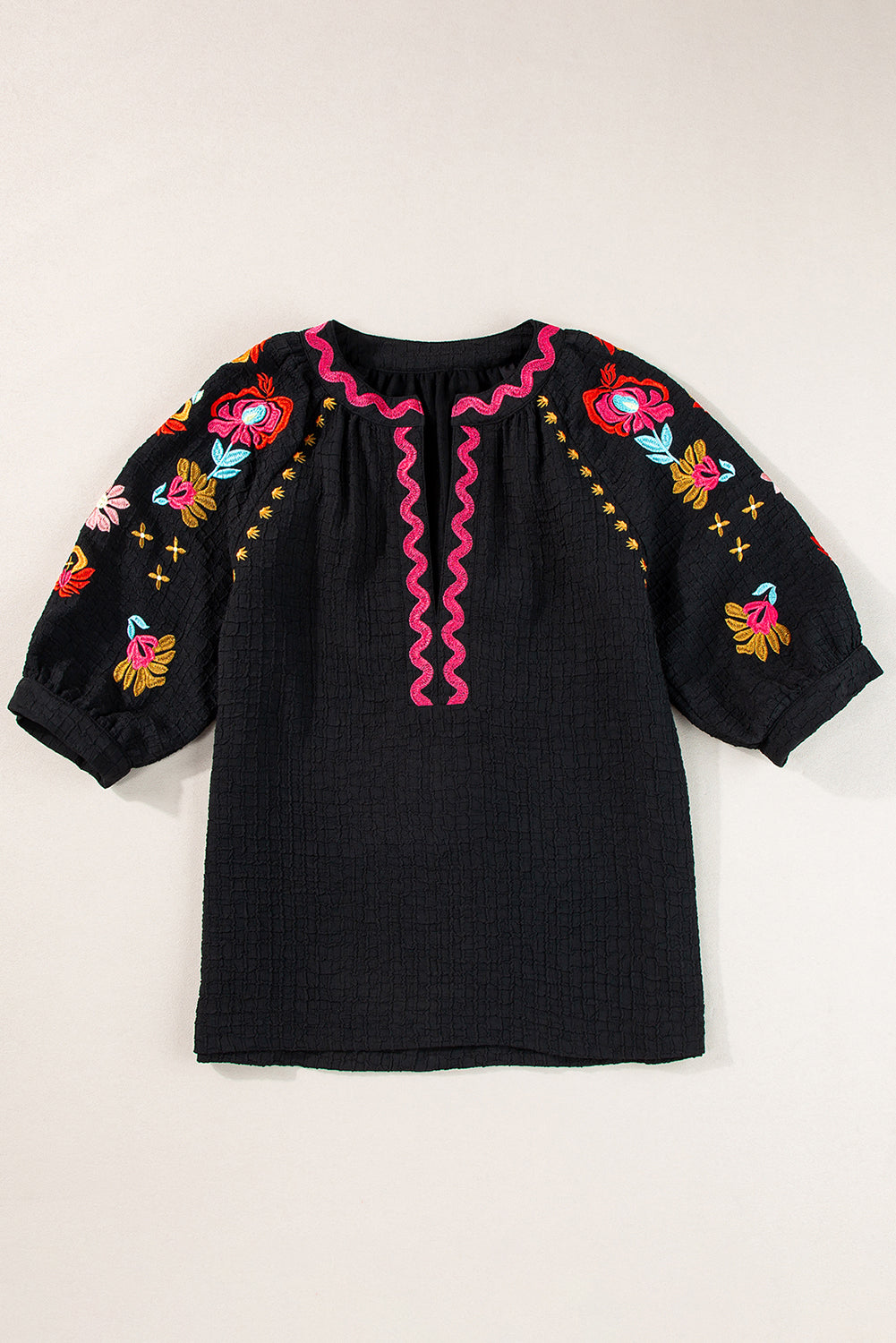 Blusa con manga ricrac bordada bordada floral negro blusa texturizada