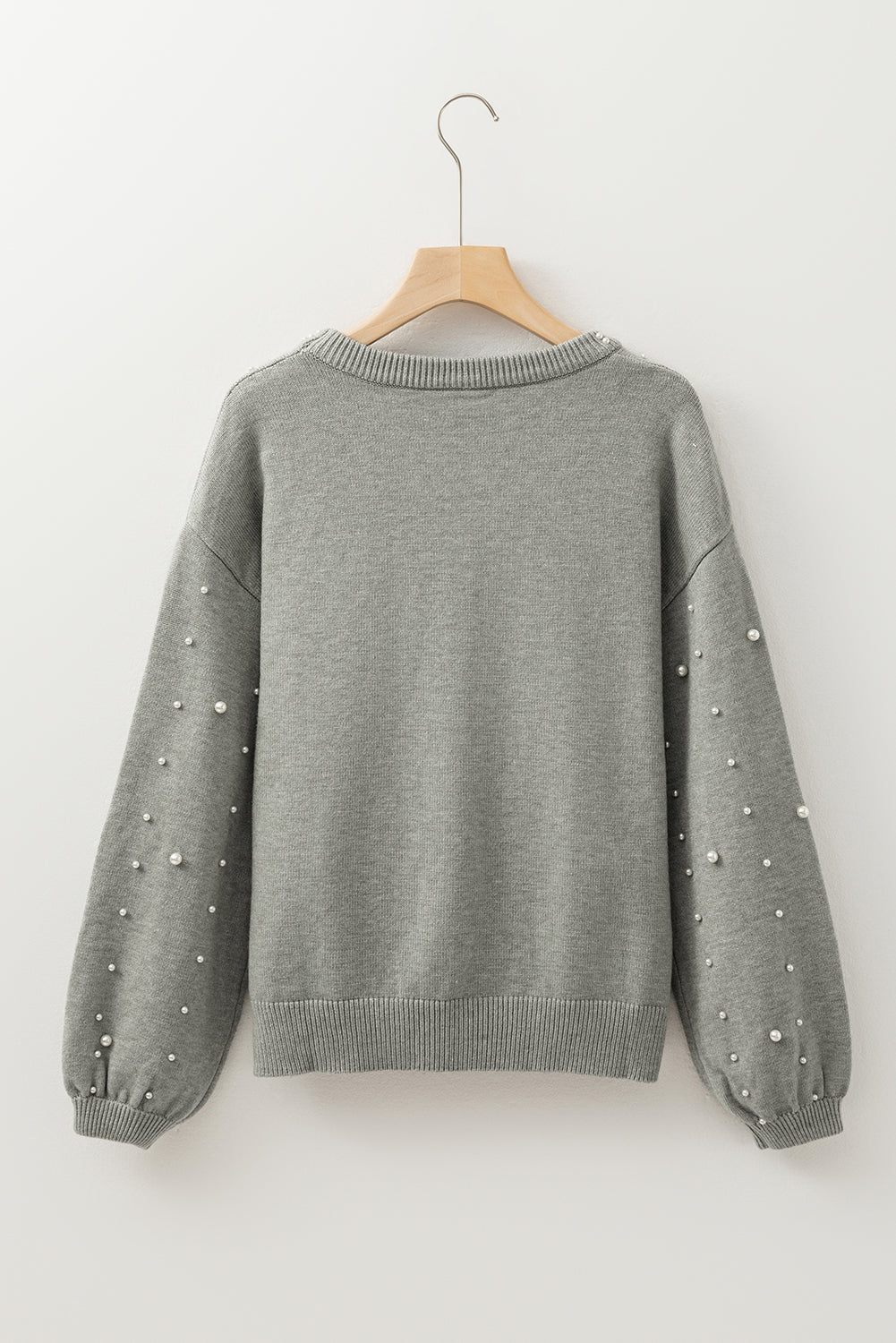 Pull gris clair à col rond et épaules tombantes perlées