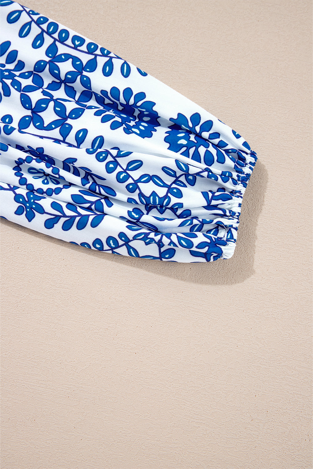 Chemise à col en V fendue à manches bouffantes et imprimé géométrique vintage bleu ciel-A WOMAN WE LOVE