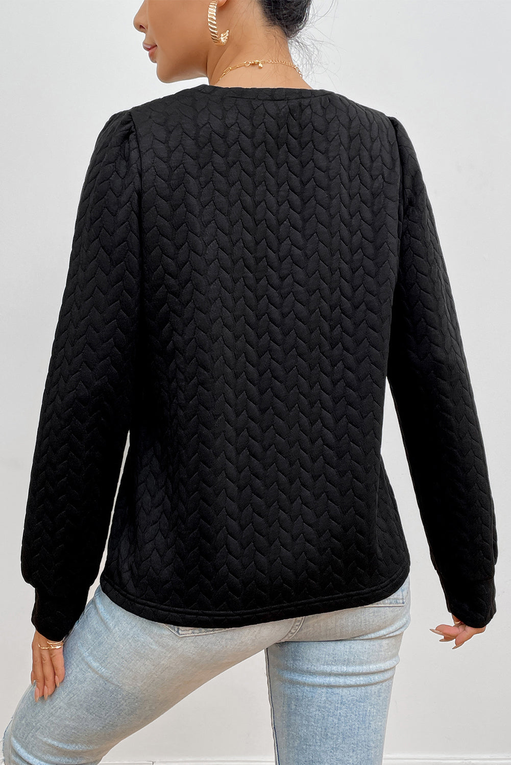 Sudadera negra texturizada con mangas hinchadas y retorcidas