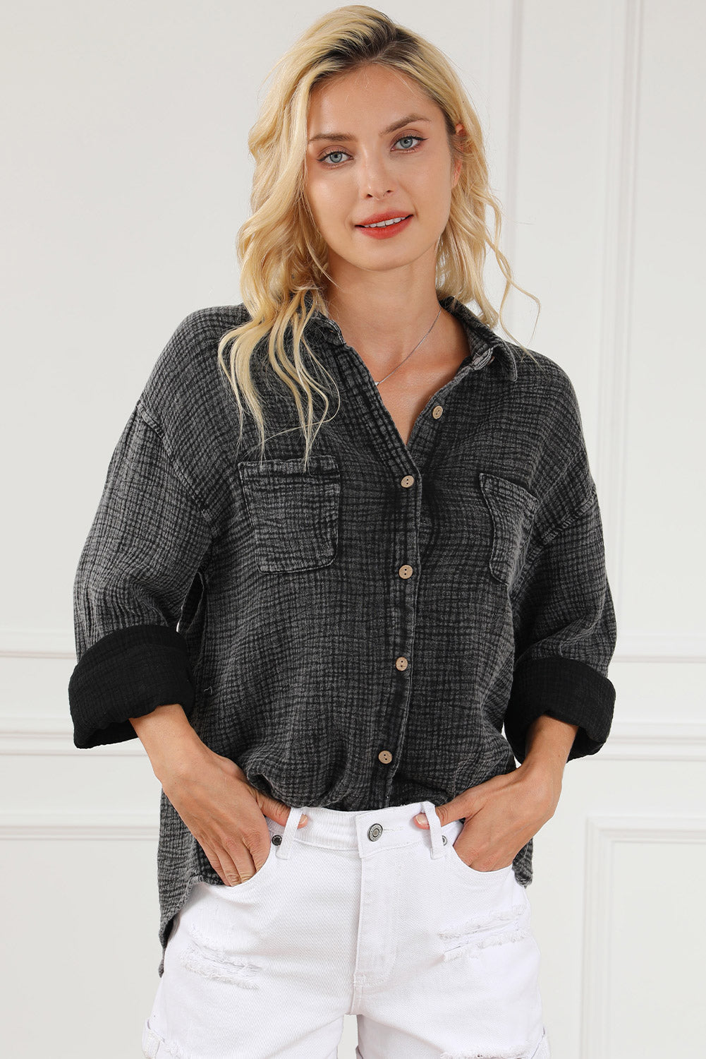 Chemise noire texturée froissée avec poches poitrine et délavé minéral