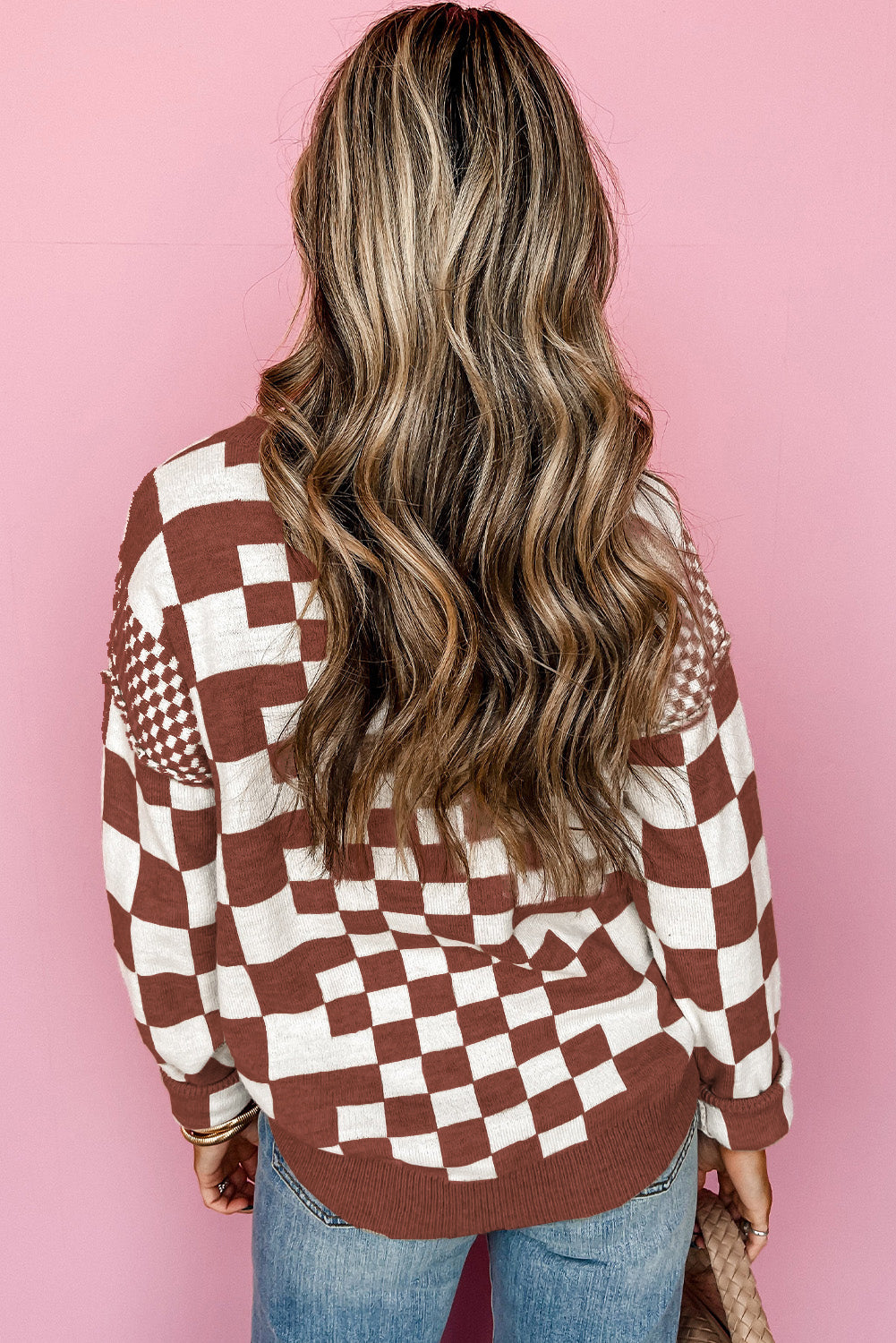 Brown sweater with round neck and dropped shoulders in a plaid print