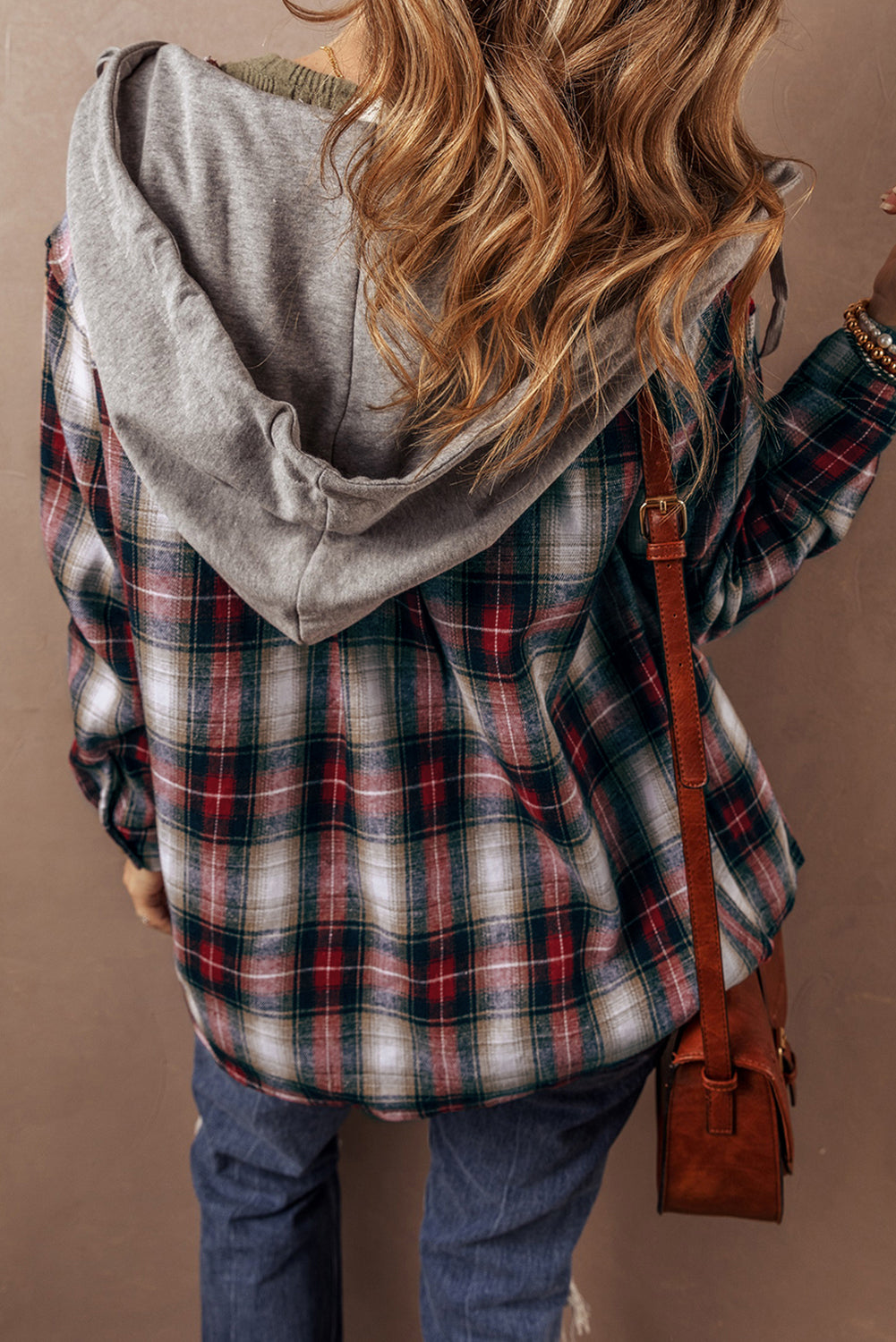 Veste à capuche boutonnée avec poche poitrine et imprimé écossais rouge