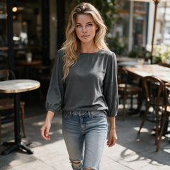 Blusa gris medio con manga 3/4 y cuello redondo unido