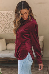 High burgundy in buttoned velvet on the front at the flying collar *