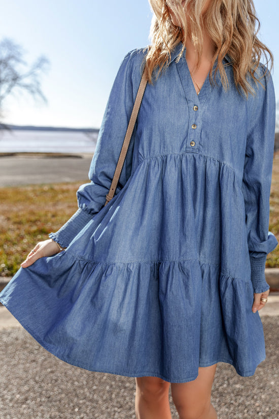 Mini-robe en denim boutonnée à plusieurs niveaux et manchettes smockées bleu crépuscule