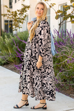 Vestido negro largo con estampado floral y grandes mangas hinchadas