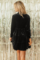 Mini-robe noire en velours à volants et col haut