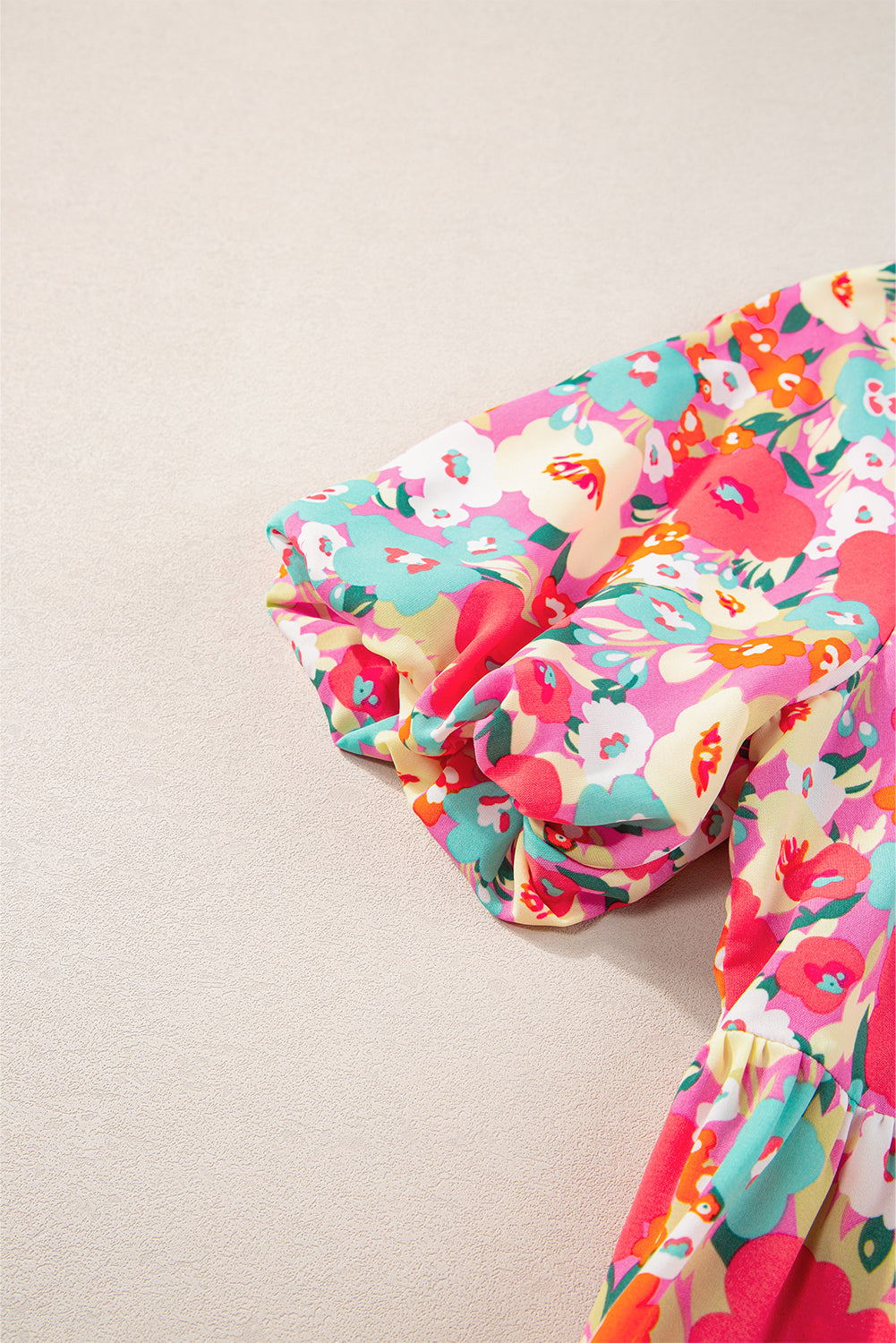 Chemisier babydoll multicolore à manches courtes bouffantes et motif floral bohème-A WOMAN WE LOVE