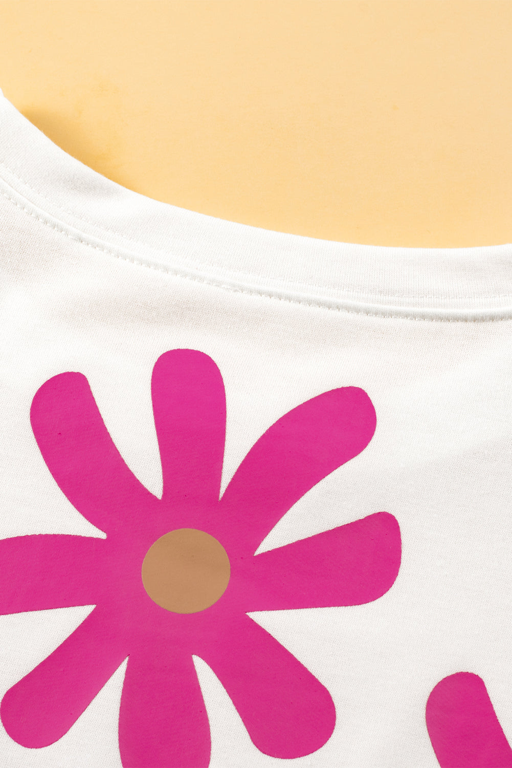 T-shirt décontracté imprimé de fleurs blanches imprimées