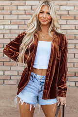 Chemise en velours avec poche poitrine marron-A WOMAN WE LOVE