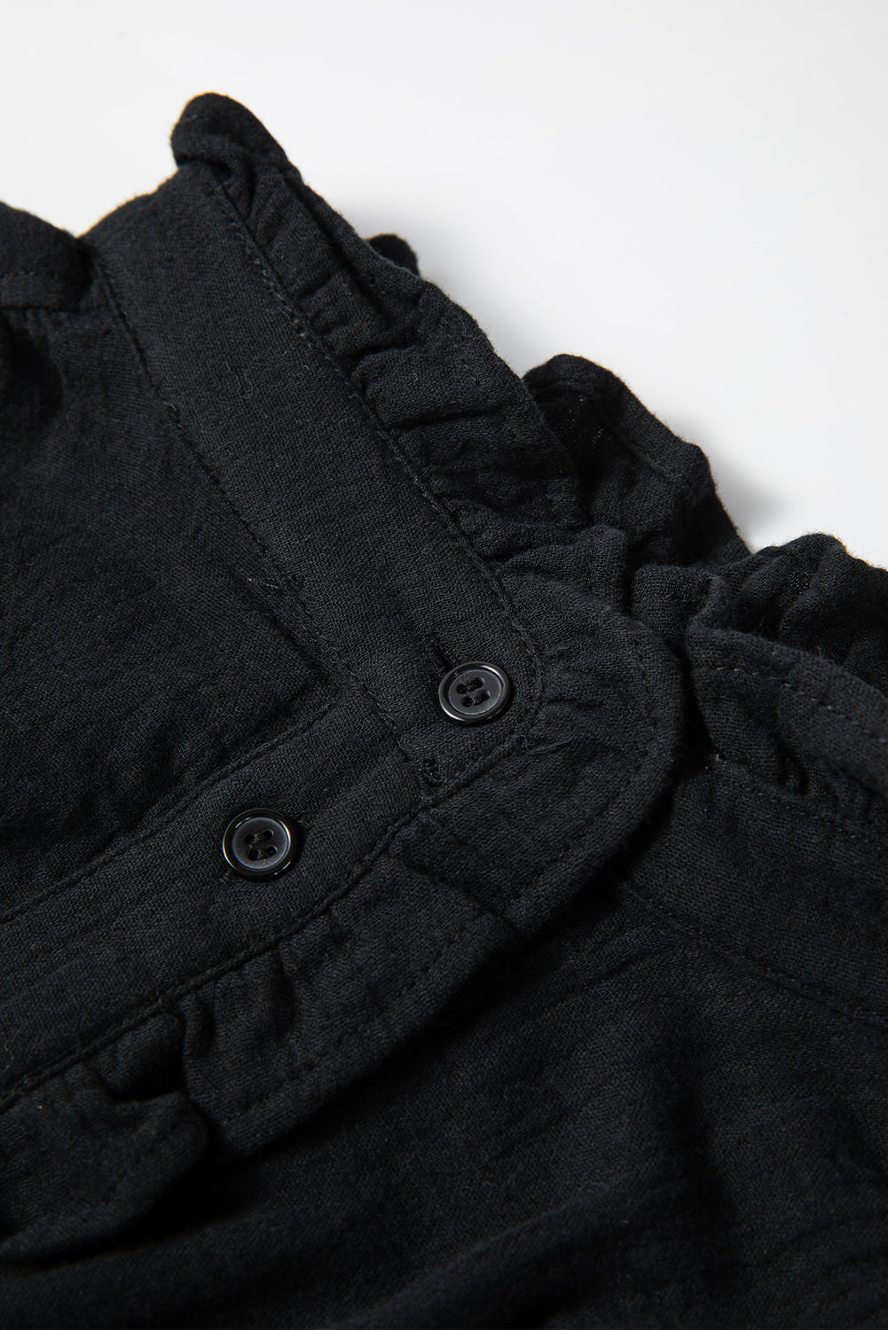 Chemise ample boutonnée noire à bordures texturées et à volants-A WOMAN WE LOVE