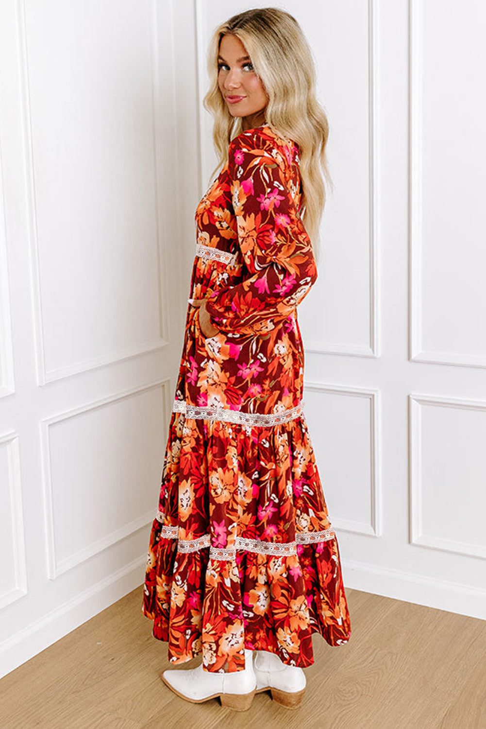 Robe longue orange à imprimé floral et bordure en dentelle patchée à col en V