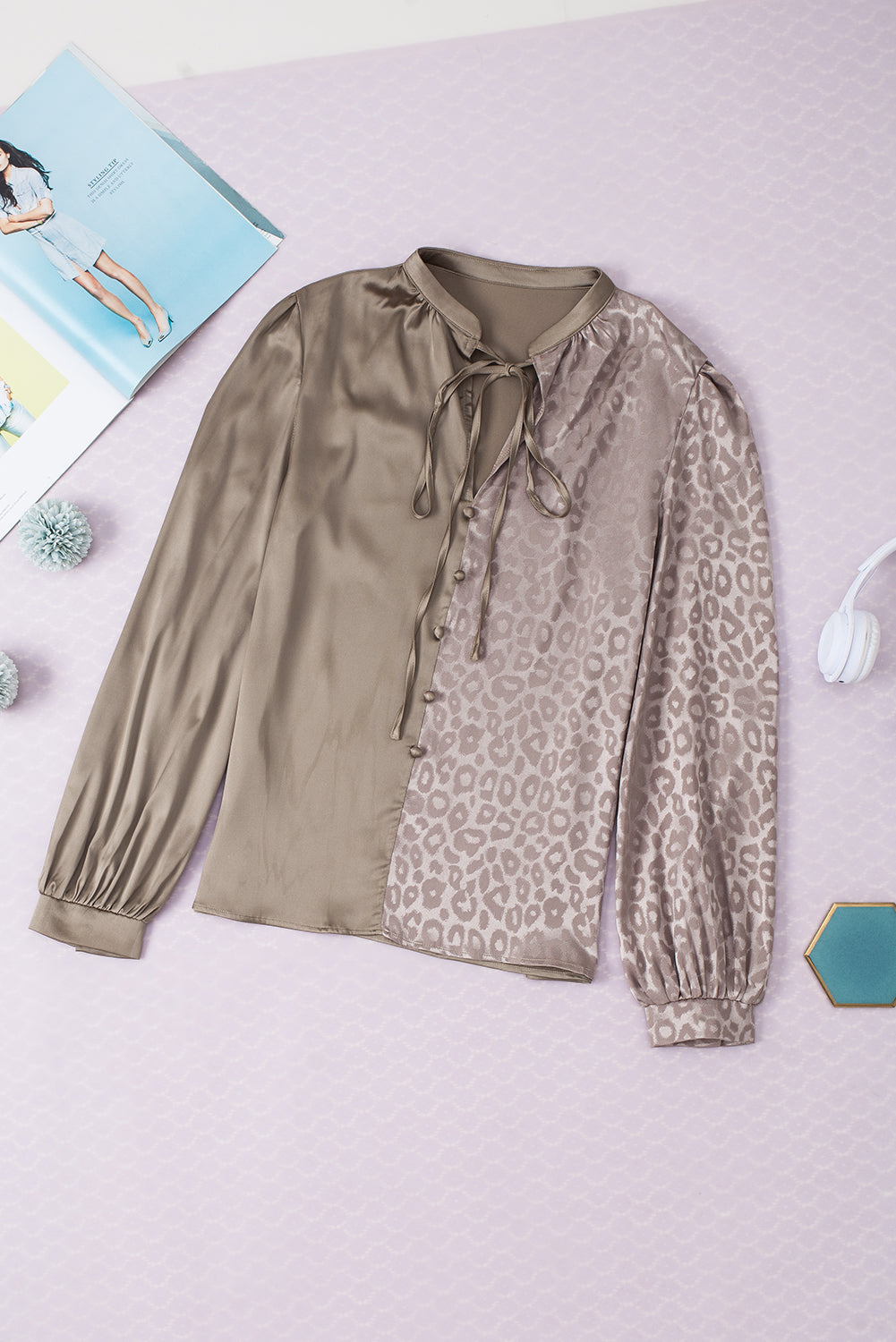 Chemisier en satin jacquard demi-léopard contrasté beige français clair-A WOMAN WE LOVE