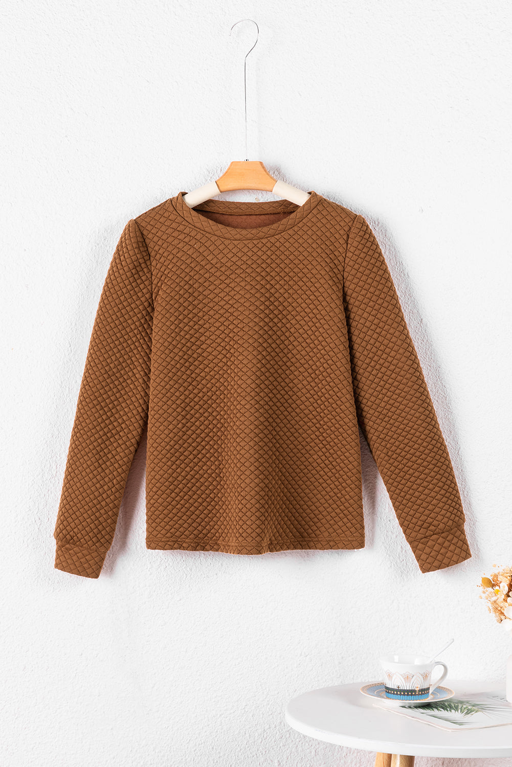 Sudadera marrón con manga hinchada y colchón de colores unidos