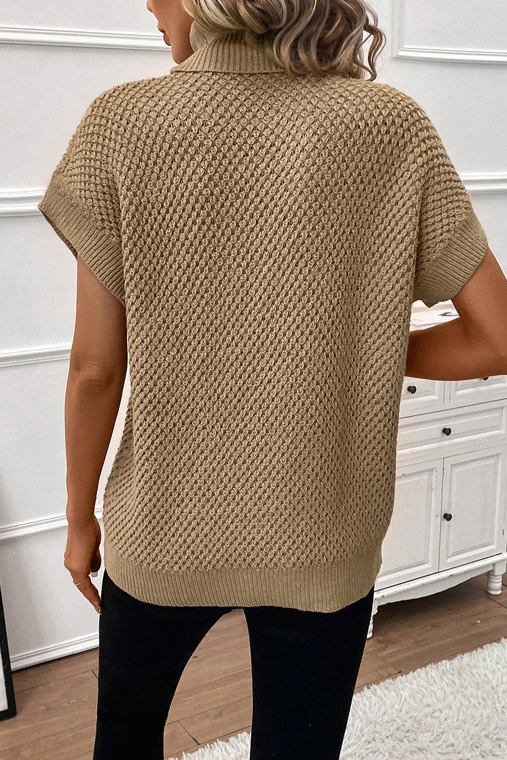 Pull texturé à col roulé et manches courtes kaki pâle
