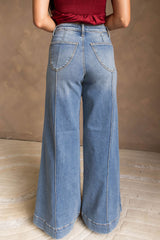 Jean évasé bleu à taille haute, passepoils et coutures apparentes