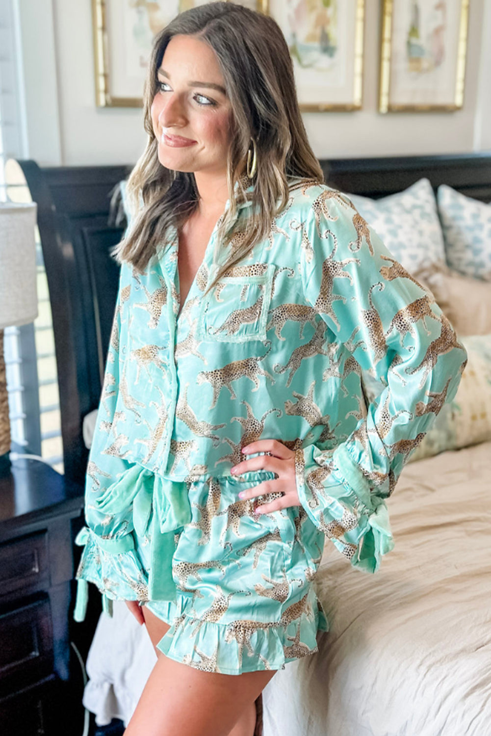 Ensemble pyjama court à volants en satin léopard vert-A WOMAN WE LOVE