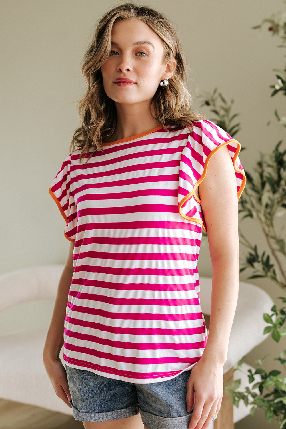 Blouse à col ras du cou rayée rose rouge à manches volantées