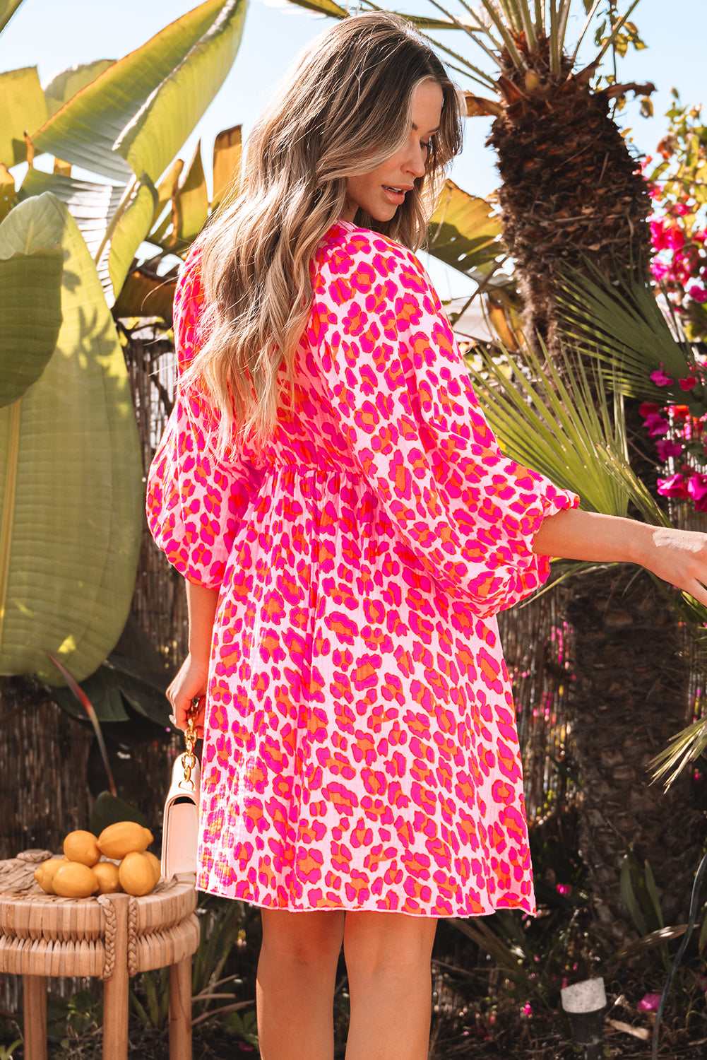 Robe rose à imprimé léopard élastiqué à col en V et manches 3/4 bouffantes