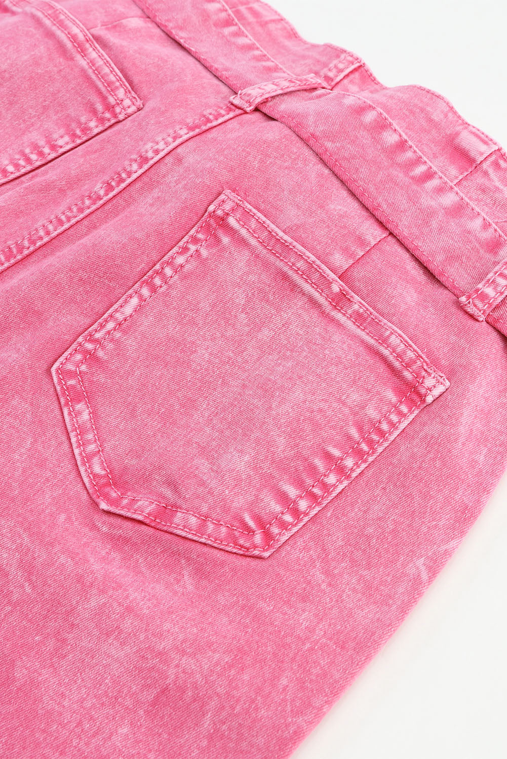 Nudo delantero de la pierna de la pata de la bengala de color rosa jeans casuales