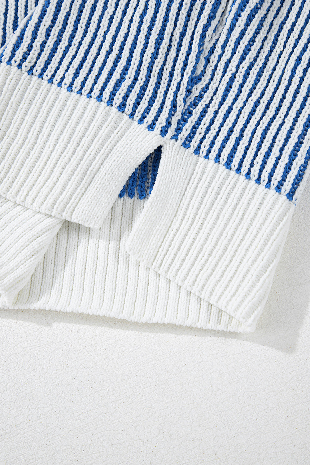 Pull ample à bords contrastés en tricot texturé à rayures bleu foncé