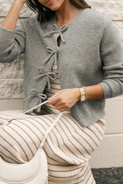 Cardigan boutonné en tricot côtelé gris philippin avec nœud sur le devant