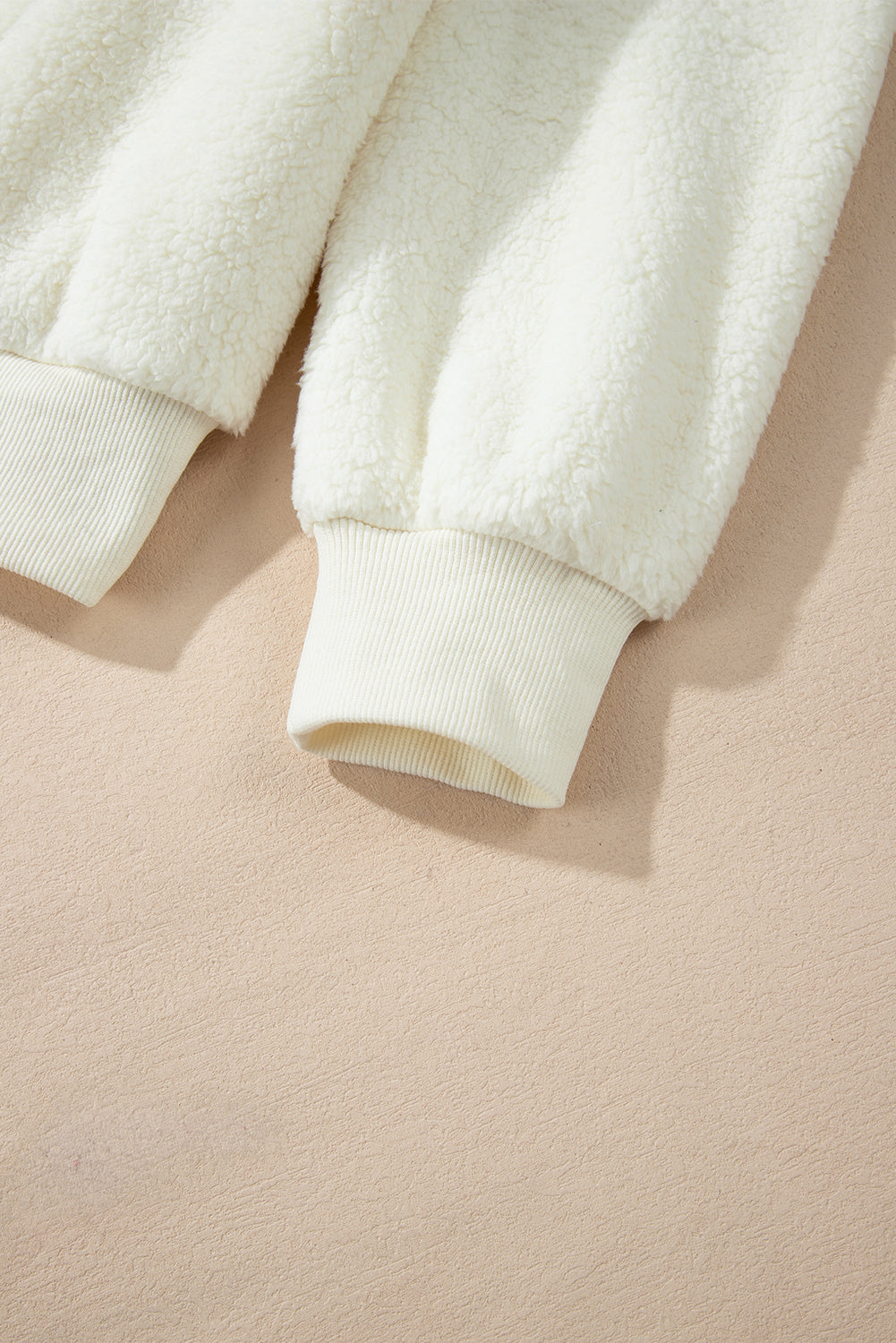 Sudadera sherpa howdy beige en parches