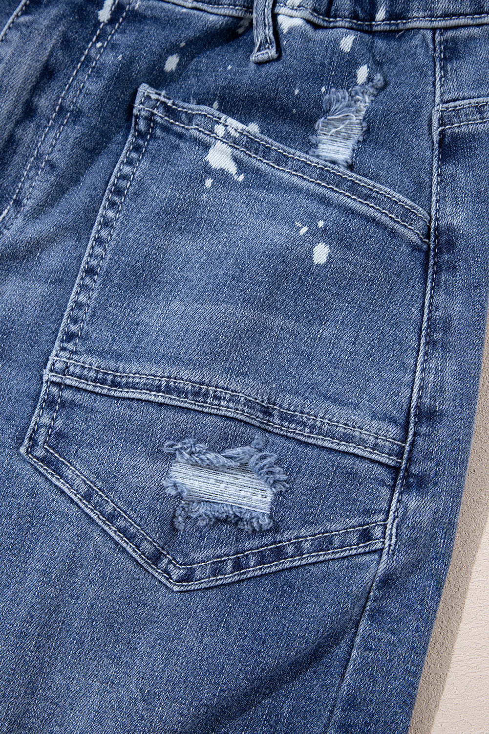 Jean droit court bleu déchiré avec éclaboussures de peinture et taille en corde *
