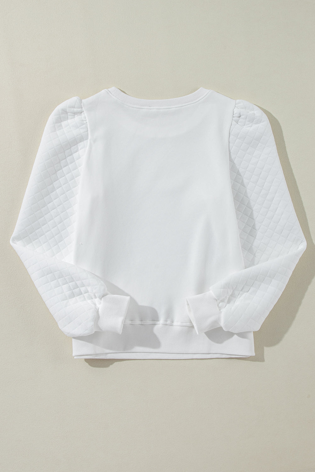 Sudadera blanca unida con mangas hinchadas y cuello redondo