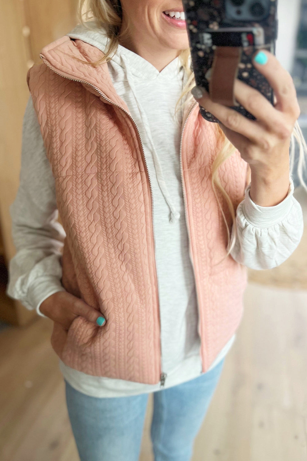 Chaqueta de chaleco con cremallera con textura de cable de castaño pálido