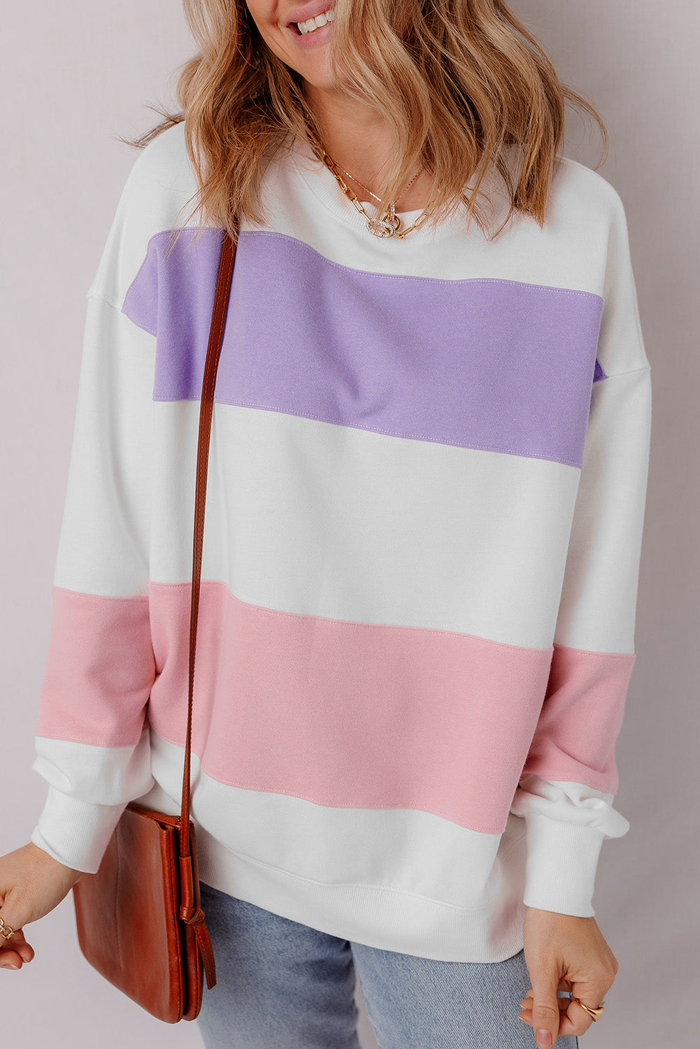 Sudadera beige con cuello redondo y hombros que caen en bloque de color de retazos