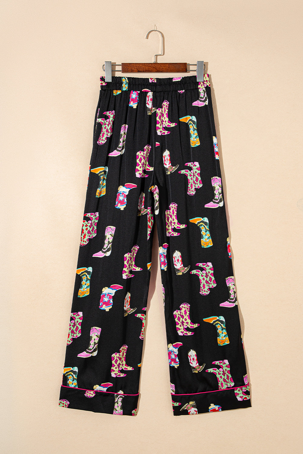 Ensemble pyjama long en satin imprimé bottes de cow-girl western noires-A WOMAN WE LOVE
