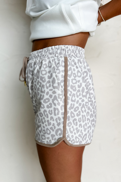 Shorts informales de leopardo blanco *