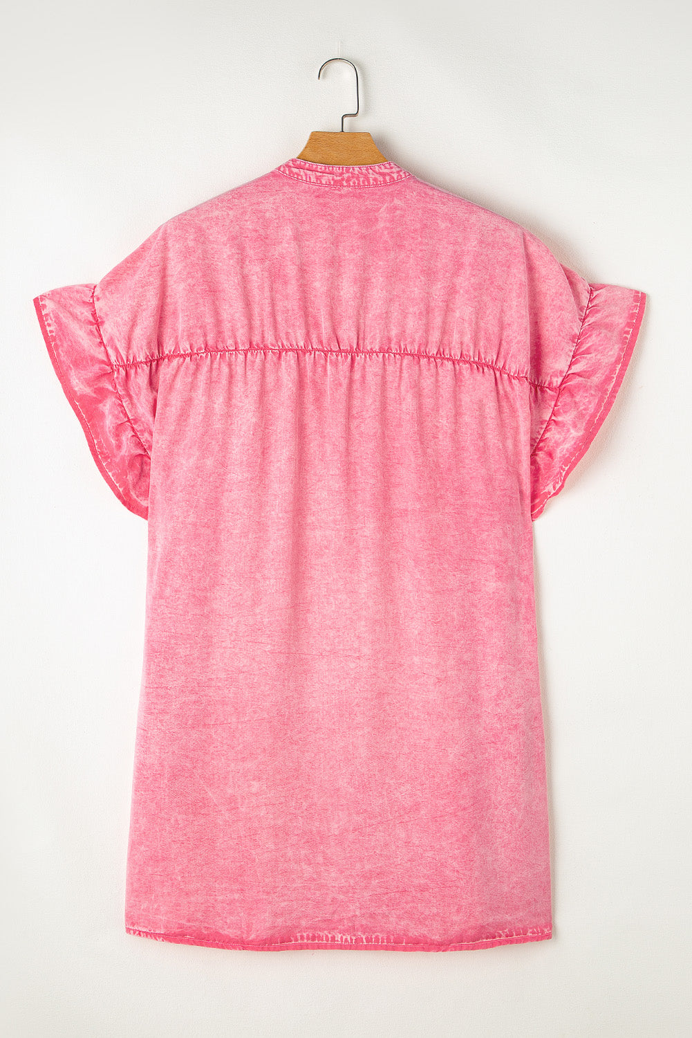 Mini-robe en jean boutonnée à manches courtes et à volants rose