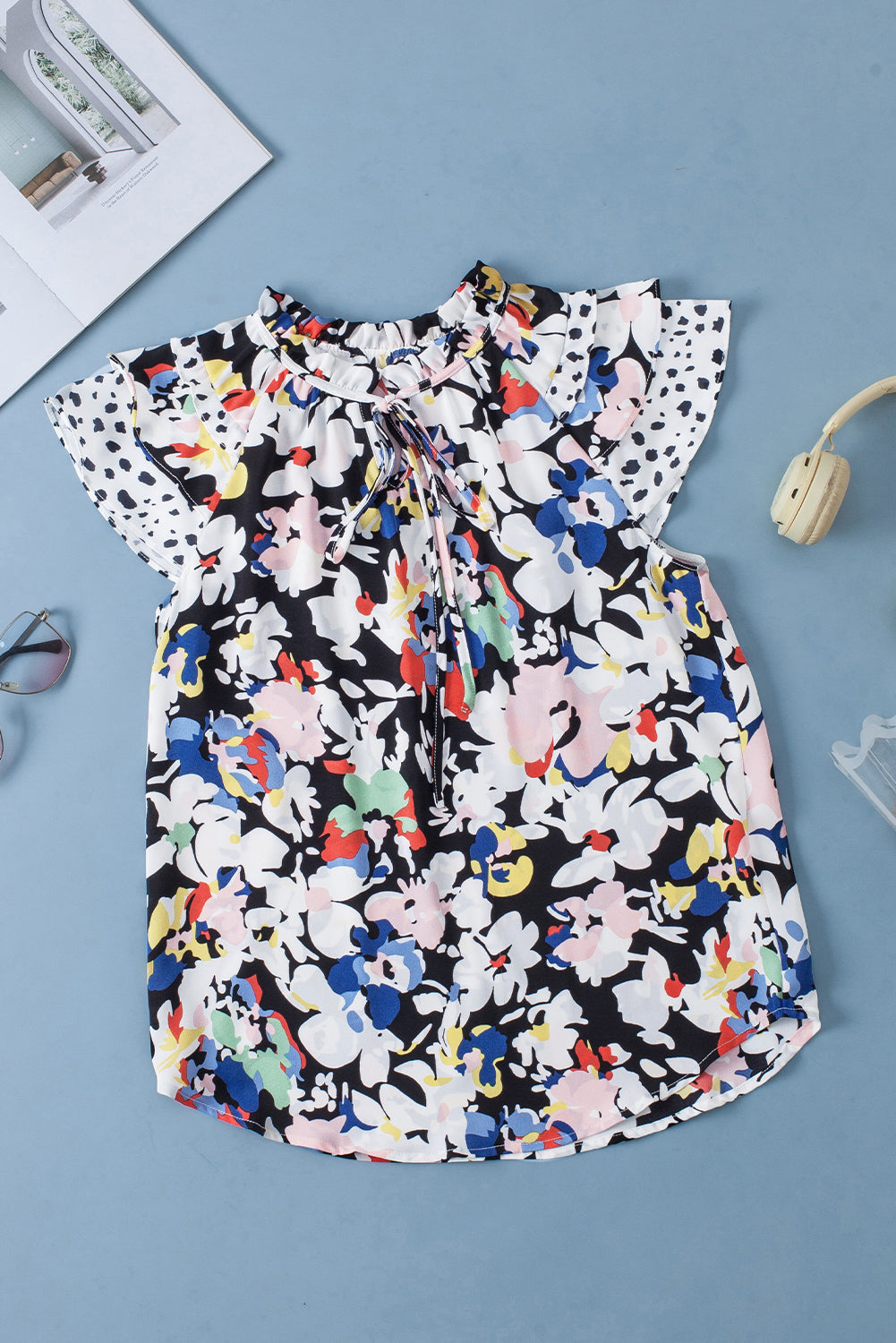 Blouse noire à volants et manches flottantes à fleurs nouée à col en V-A WOMAN WE LOVE