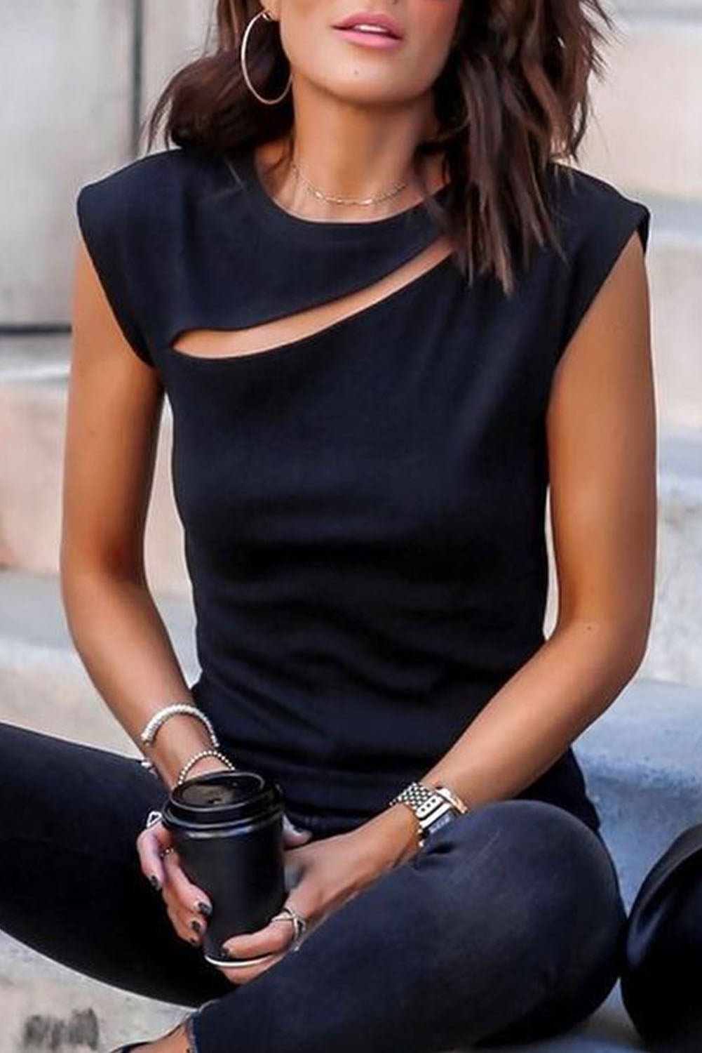 Camiseta negra con manejo de barras y recortes